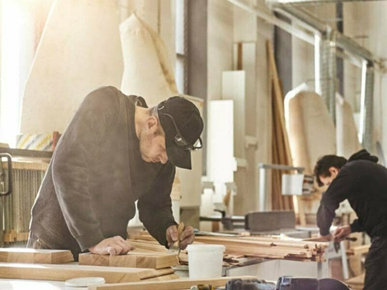 Como a umidade pode interferir na colagem da madeira