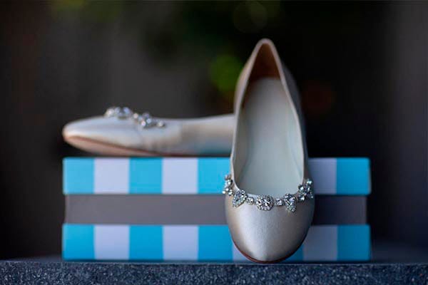 Como colar pedraria em sapatos? 1 Como utilizar pedraria para personalizar calçados