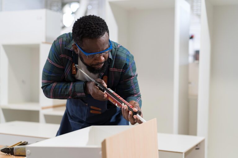 aplicacao-cola-movel-madeira-marcenaria